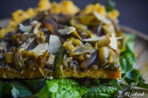 Tarte de Polenta à la tapenade maison & courgettes grillées | ©Yood (Good food good mood for you)