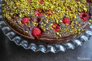 Gâteau au chocolat & framboises aux éclats de pistache | ©Yood (Good food good mood for you)